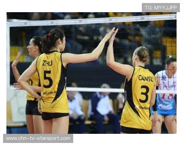 UFC锁技瞬间成立，对手拍地投降