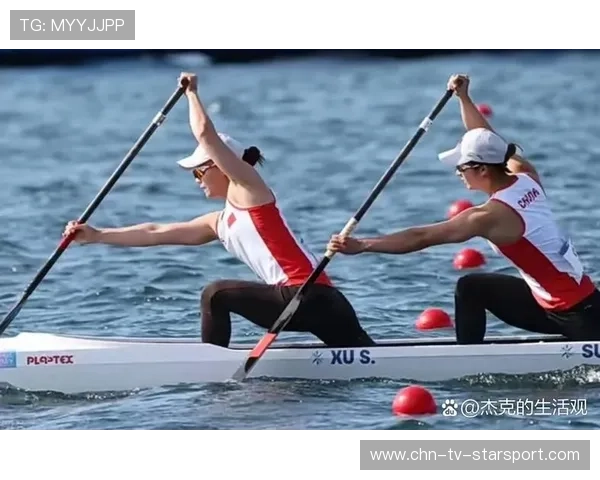 划船项目体能爆发，冠军终点前举桨庆祝