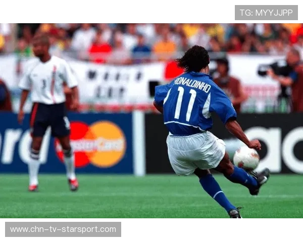 训练中球星展示任意球新动作，命中率提升显著