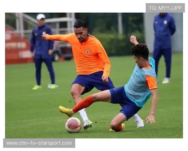 球员在训练中突破技术瓶颈获得教练肯定,持球队员突破后 球员在训练中突破技术瓶颈获得教练肯定,持球队员突破后