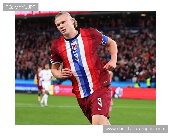 哈兰德禁区内抗住两名防守队员接球转身抽射,皮球应声入网 哈兰德禁区内抗住两名防守队员接球转身抽射,皮球应声入网