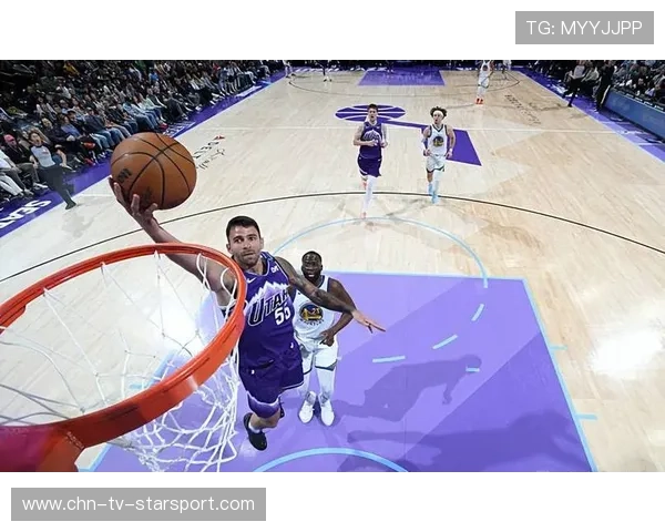 爵士前场冲抢,二次进攻连拿分 爵士前场冲抢,二次进攻连拿分